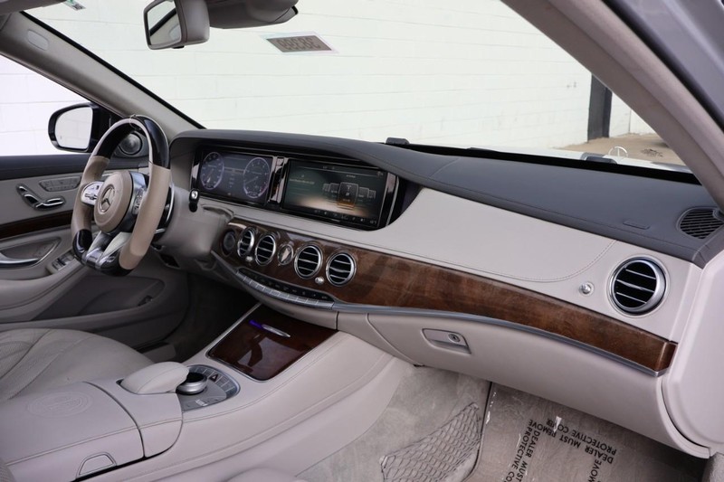 Mercedes-Benz S 63 AMG Vehicle Full-screen Gallery Image 23