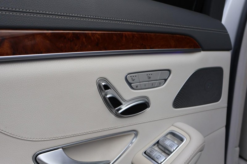 Mercedes-Benz S 63 AMG Vehicle Full-screen Gallery Image 27