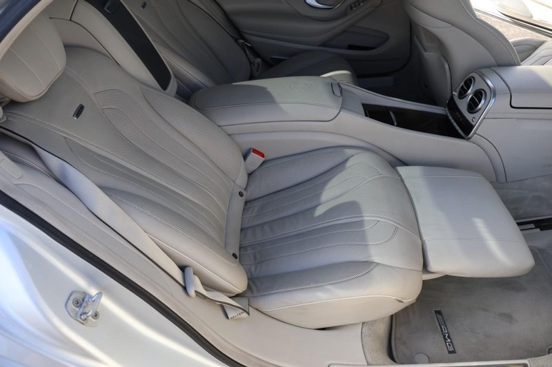 Mercedes-Benz S 63 AMG Vehicle Full-screen Gallery Image 29