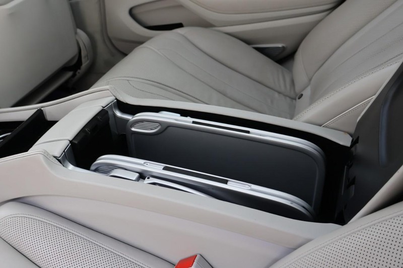 Mercedes-Benz S 63 AMG Vehicle Full-screen Gallery Image 31