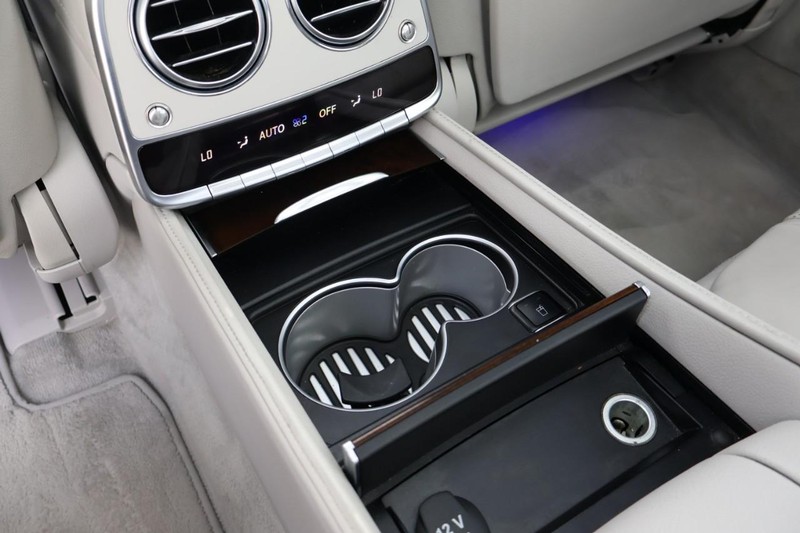 Mercedes-Benz S 63 AMG Vehicle Full-screen Gallery Image 32