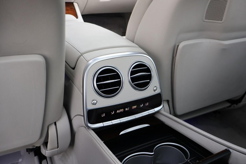 Mercedes-Benz S 63 AMG Vehicle Full-screen Gallery Image 33