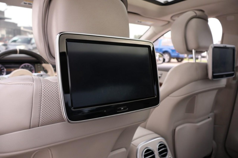 Mercedes-Benz S 63 AMG Vehicle Full-screen Gallery Image 35