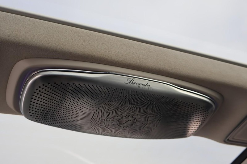 Mercedes-Benz S 63 AMG Vehicle Full-screen Gallery Image 36