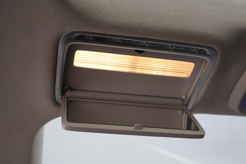 Mercedes-Benz S 63 AMG Vehicle Full-screen Gallery Image 37