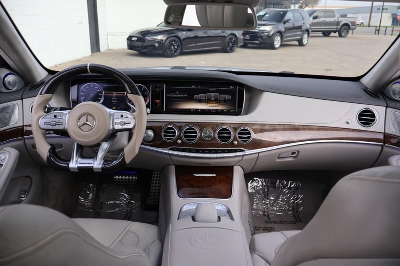 Mercedes-Benz S 63 AMG Vehicle Full-screen Gallery Image 38