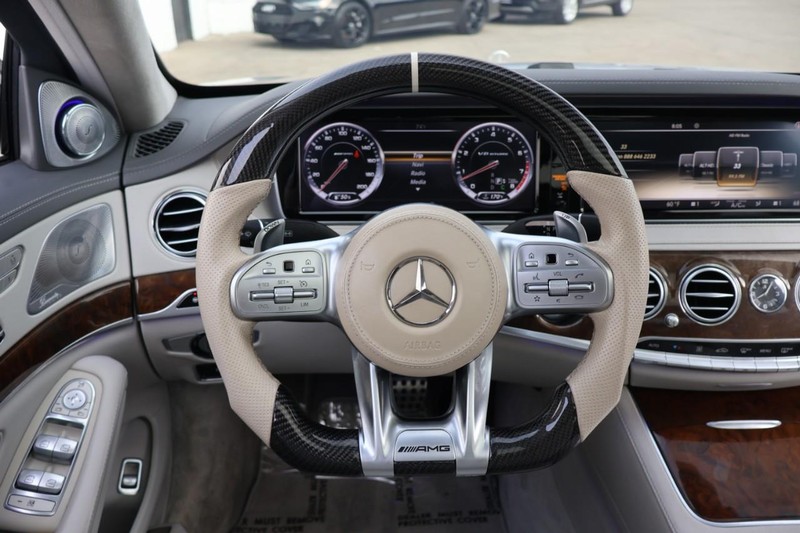 Mercedes-Benz S 63 AMG Vehicle Full-screen Gallery Image 40