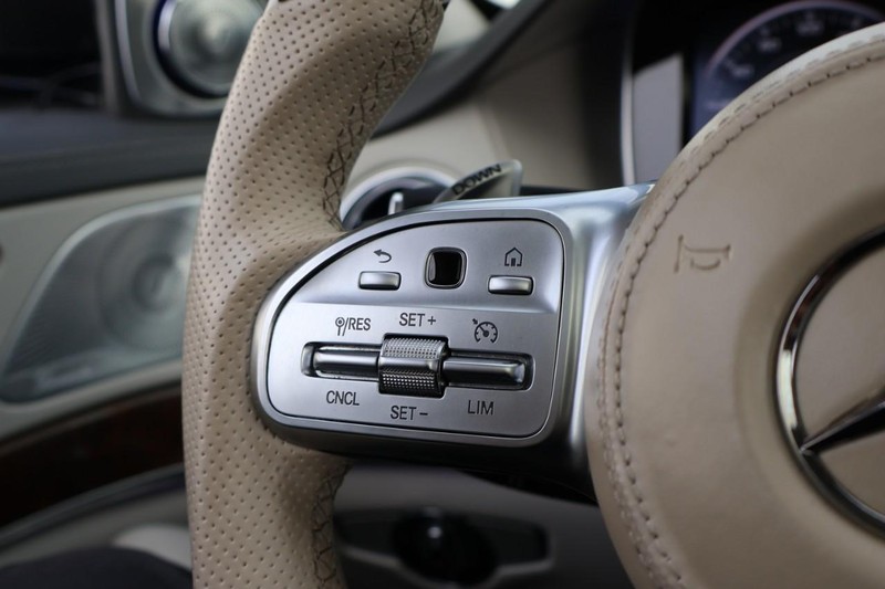 Mercedes-Benz S 63 AMG Vehicle Full-screen Gallery Image 41