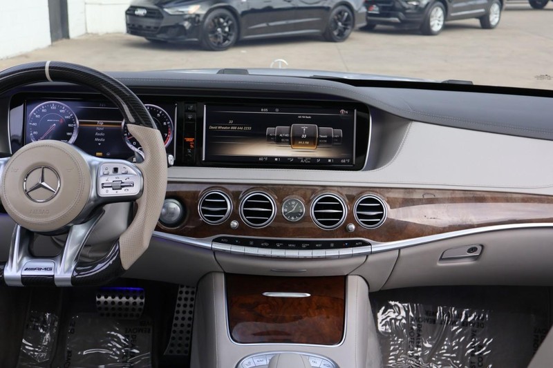 Mercedes-Benz S 63 AMG Vehicle Full-screen Gallery Image 43
