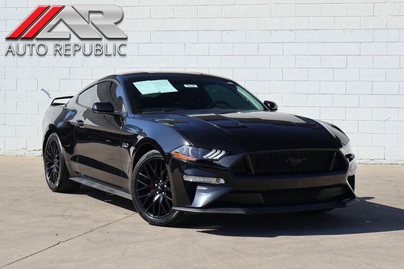 Ford Mustang Vehicle Full-screen Gallery Image 01