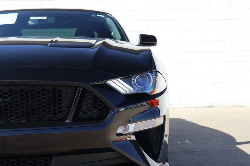 Ford Mustang Vehicle Full-screen Gallery Image 03