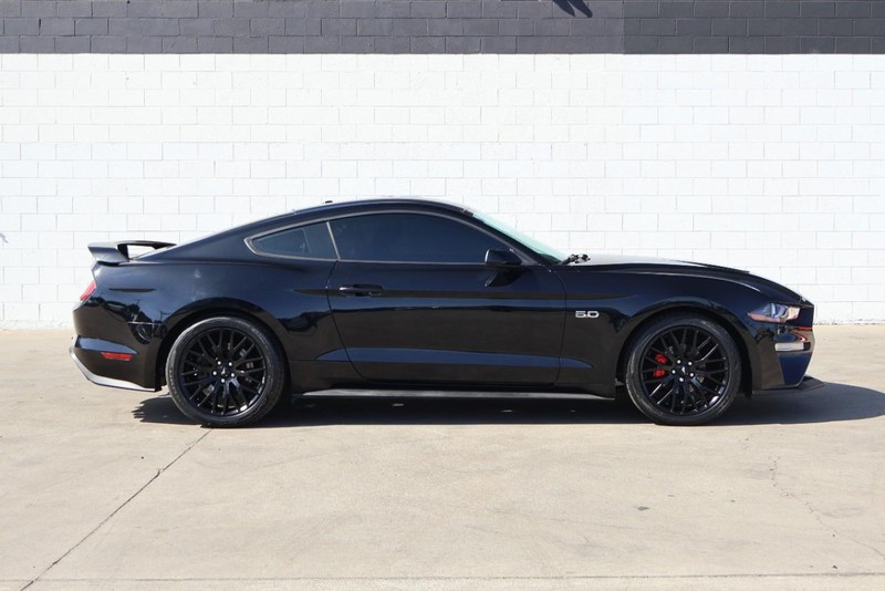 Ford Mustang Vehicle Full-screen Gallery Image 04