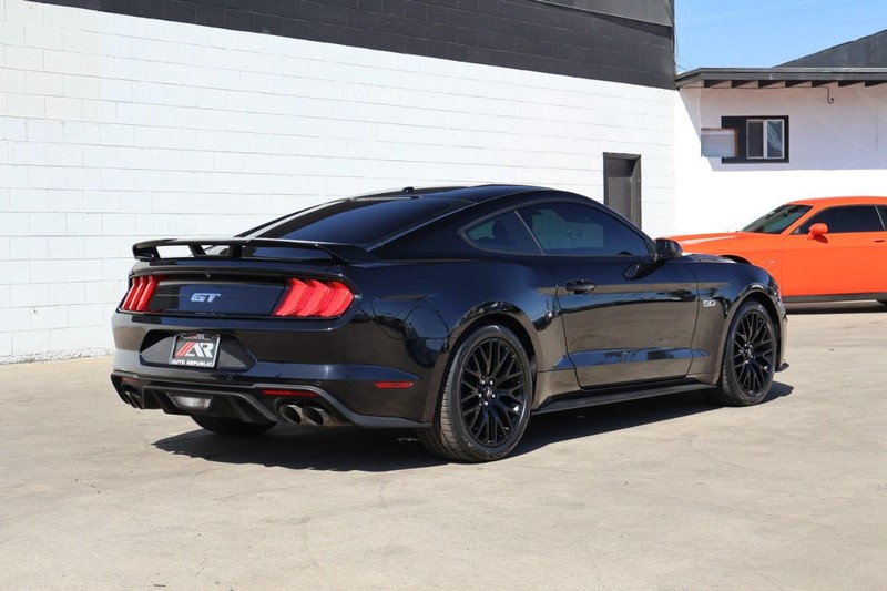 Ford Mustang Vehicle Full-screen Gallery Image 05