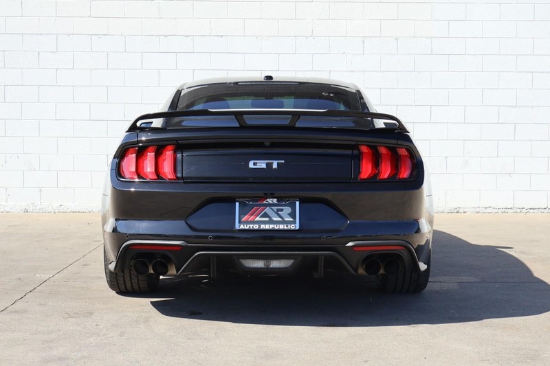 Ford Mustang Vehicle Full-screen Gallery Image 06