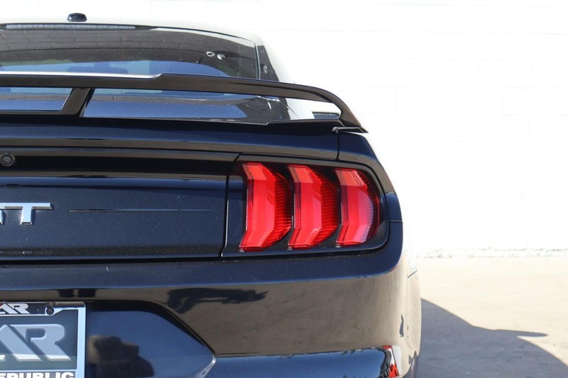 Ford Mustang Vehicle Full-screen Gallery Image 07