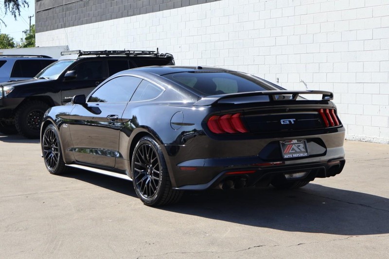 Ford Mustang Vehicle Full-screen Gallery Image 11