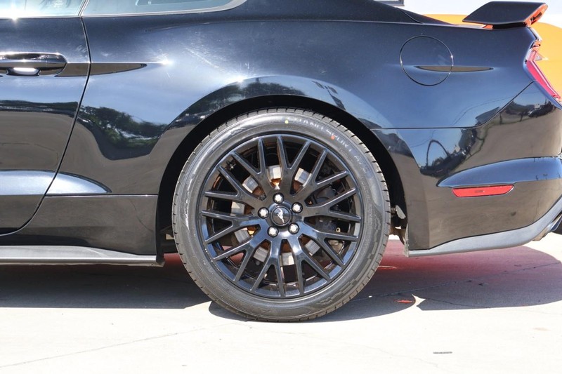 Ford Mustang Vehicle Full-screen Gallery Image 15