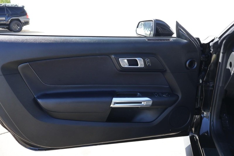 Ford Mustang Vehicle Full-screen Gallery Image 16