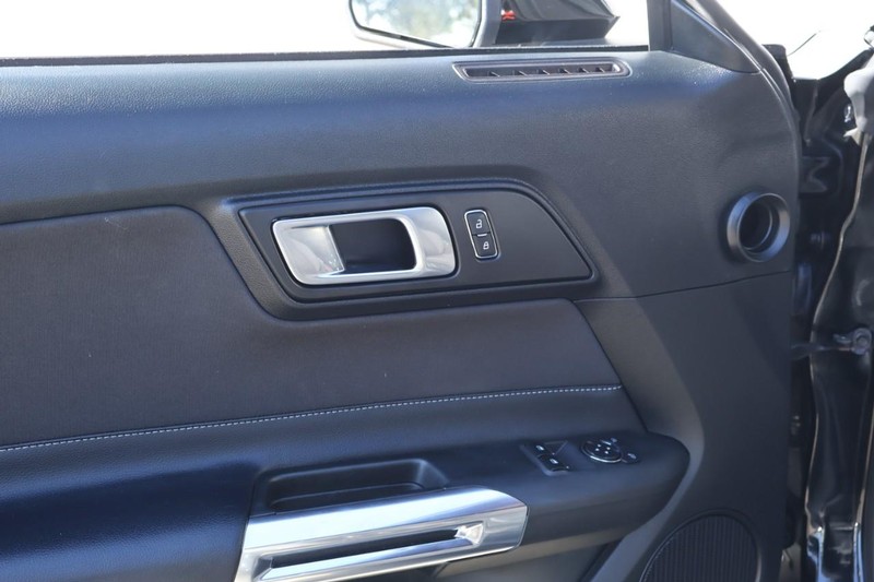 Ford Mustang Vehicle Full-screen Gallery Image 17