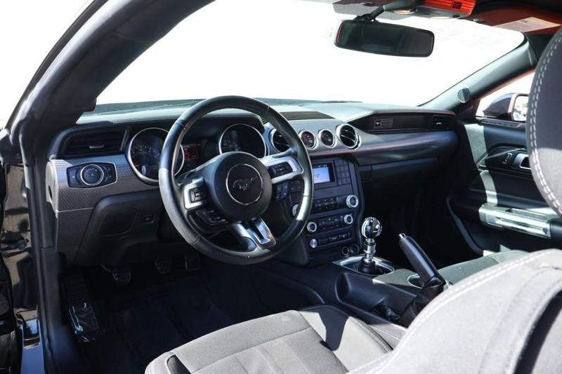 Ford Mustang Vehicle Full-screen Gallery Image 18