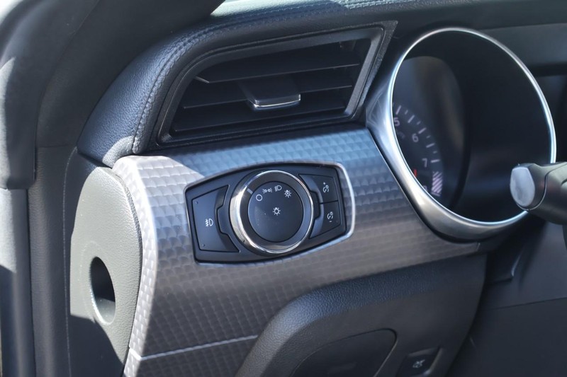 Ford Mustang Vehicle Full-screen Gallery Image 19