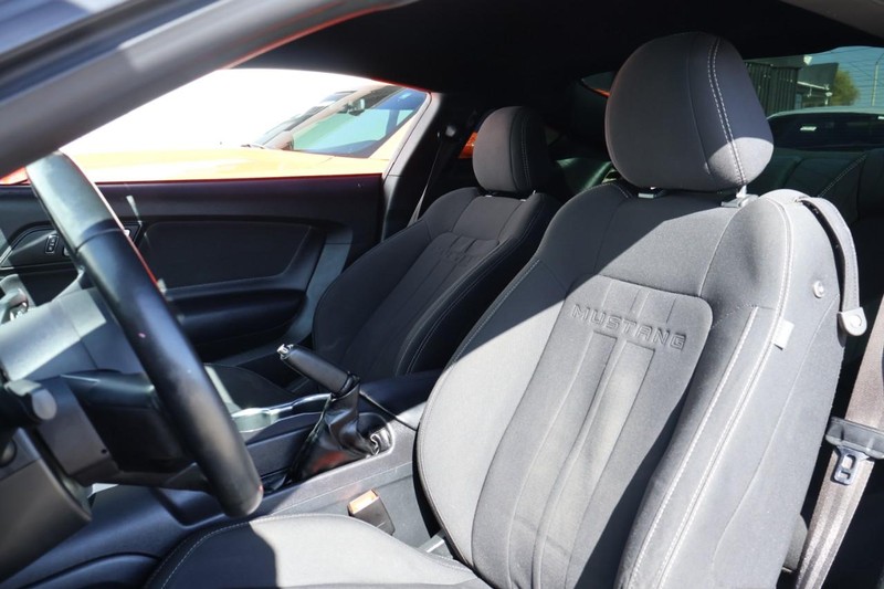 Ford Mustang Vehicle Full-screen Gallery Image 21