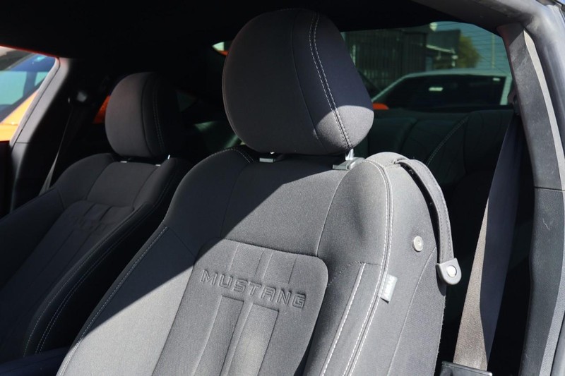 Ford Mustang Vehicle Full-screen Gallery Image 22