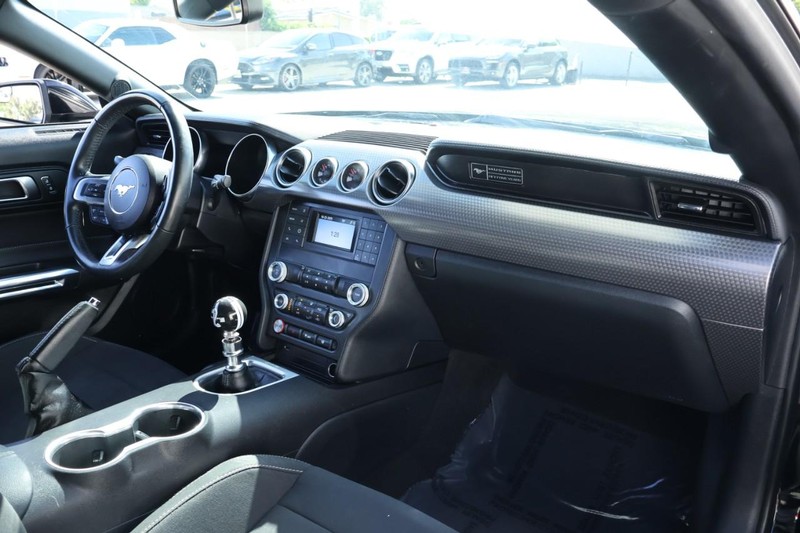 Ford Mustang Vehicle Full-screen Gallery Image 23