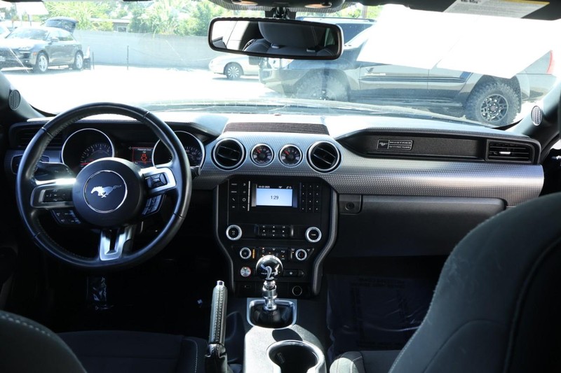 Ford Mustang Vehicle Full-screen Gallery Image 27