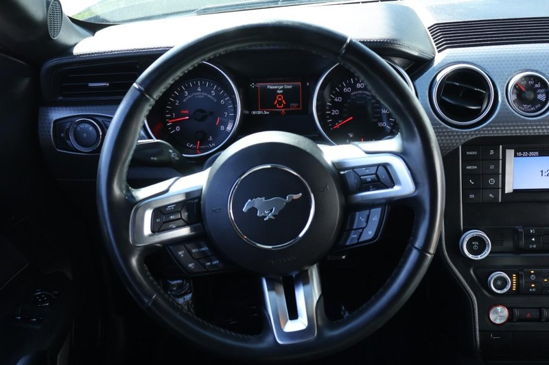 Ford Mustang Vehicle Full-screen Gallery Image 29