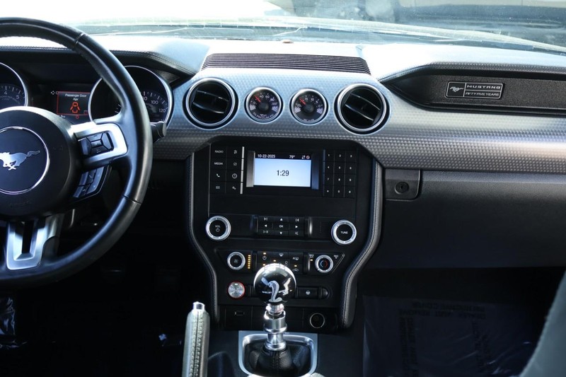 Ford Mustang Vehicle Full-screen Gallery Image 32