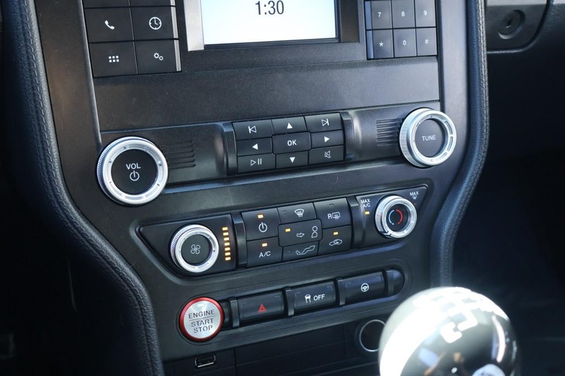 Ford Mustang Vehicle Full-screen Gallery Image 35