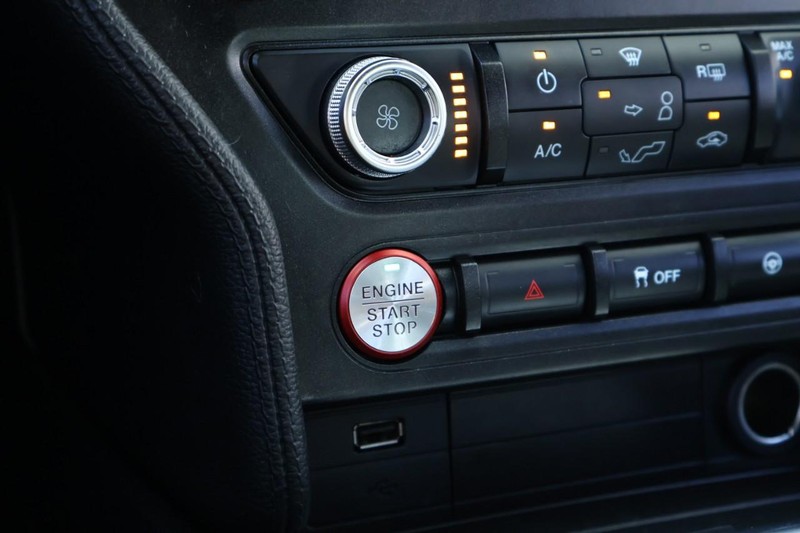 Ford Mustang Vehicle Full-screen Gallery Image 36