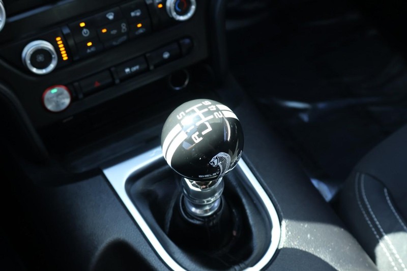 Ford Mustang Vehicle Full-screen Gallery Image 37