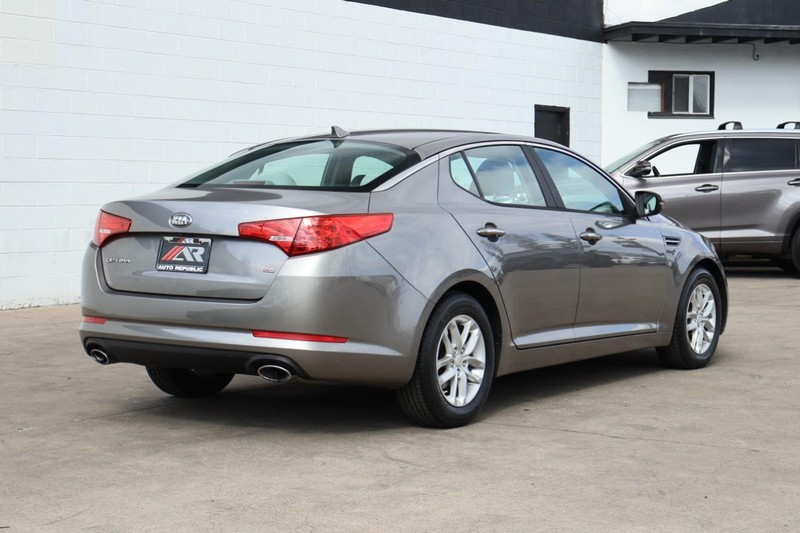 Kia Optima Vehicle Full-screen Gallery Image 05