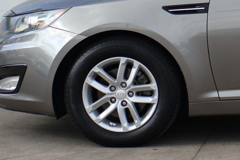 Kia Optima Vehicle Full-screen Gallery Image 14