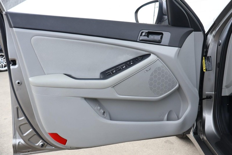 Kia Optima Vehicle Full-screen Gallery Image 15