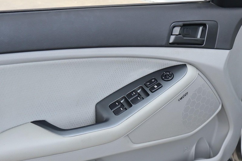 Kia Optima Vehicle Full-screen Gallery Image 16