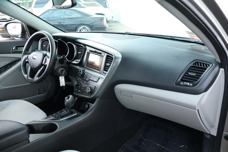 Kia Optima Vehicle Full-screen Gallery Image 21