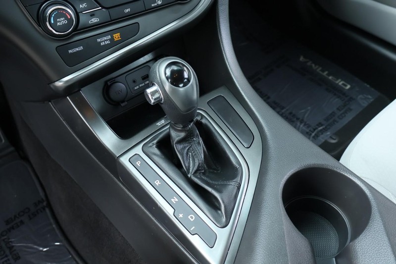 Kia Optima Vehicle Full-screen Gallery Image 34