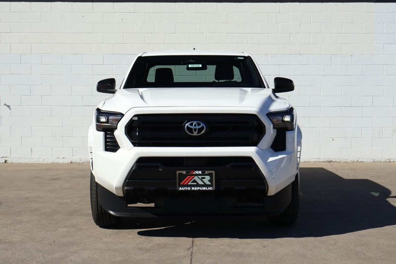 Toyota Tacoma Vehicle Full-screen Gallery Image 03