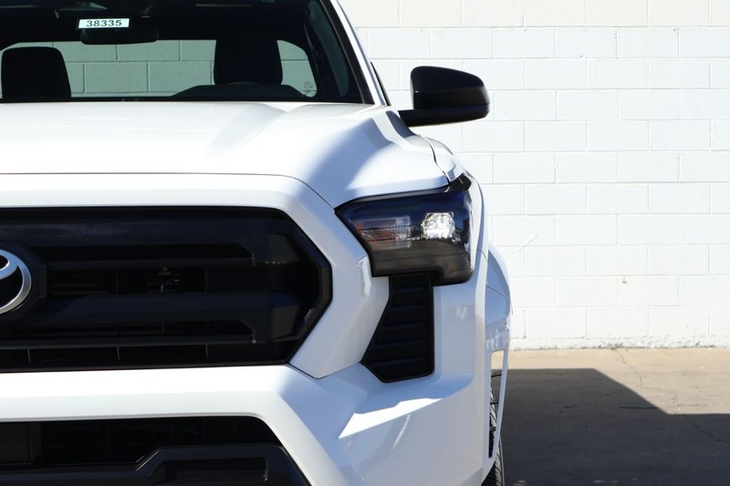 Toyota Tacoma Vehicle Full-screen Gallery Image 04