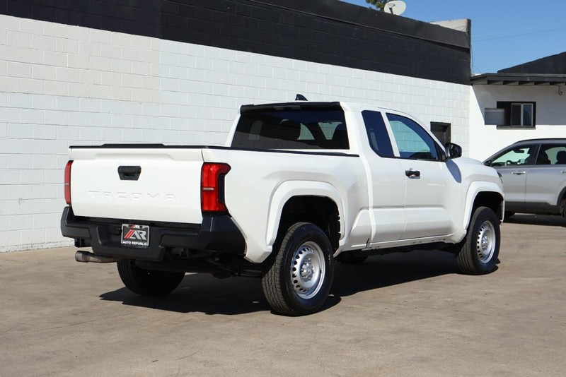 Toyota Tacoma Vehicle Full-screen Gallery Image 05