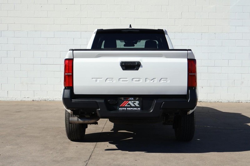 Toyota Tacoma Vehicle Full-screen Gallery Image 06