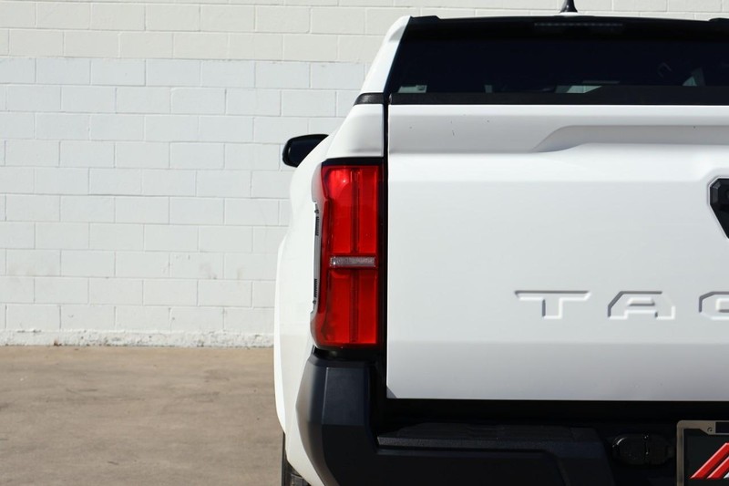 Toyota Tacoma Vehicle Full-screen Gallery Image 07