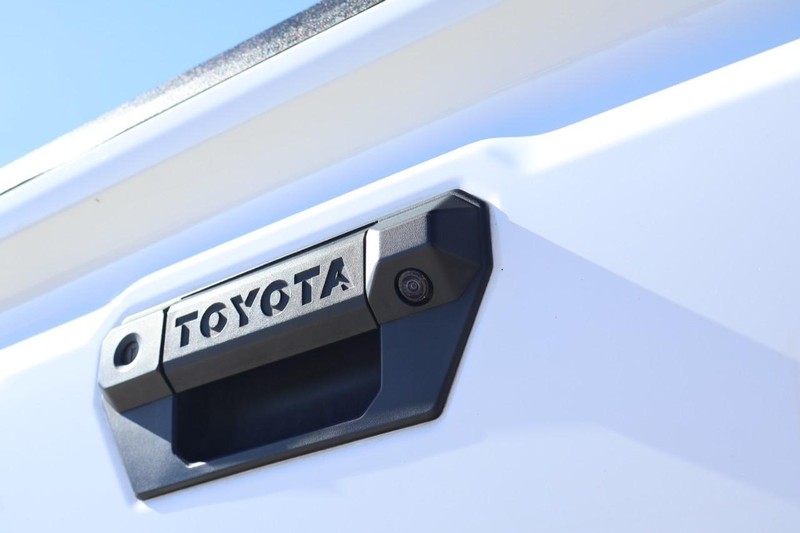 Toyota Tacoma Vehicle Full-screen Gallery Image 08