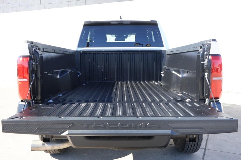 Toyota Tacoma Vehicle Full-screen Gallery Image 09