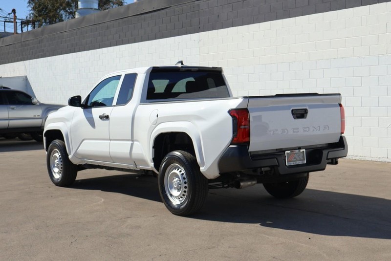 Toyota Tacoma Vehicle Full-screen Gallery Image 10