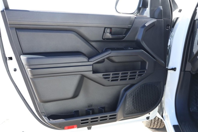 Toyota Tacoma Vehicle Full-screen Gallery Image 15