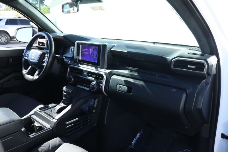 Toyota Tacoma Vehicle Full-screen Gallery Image 21